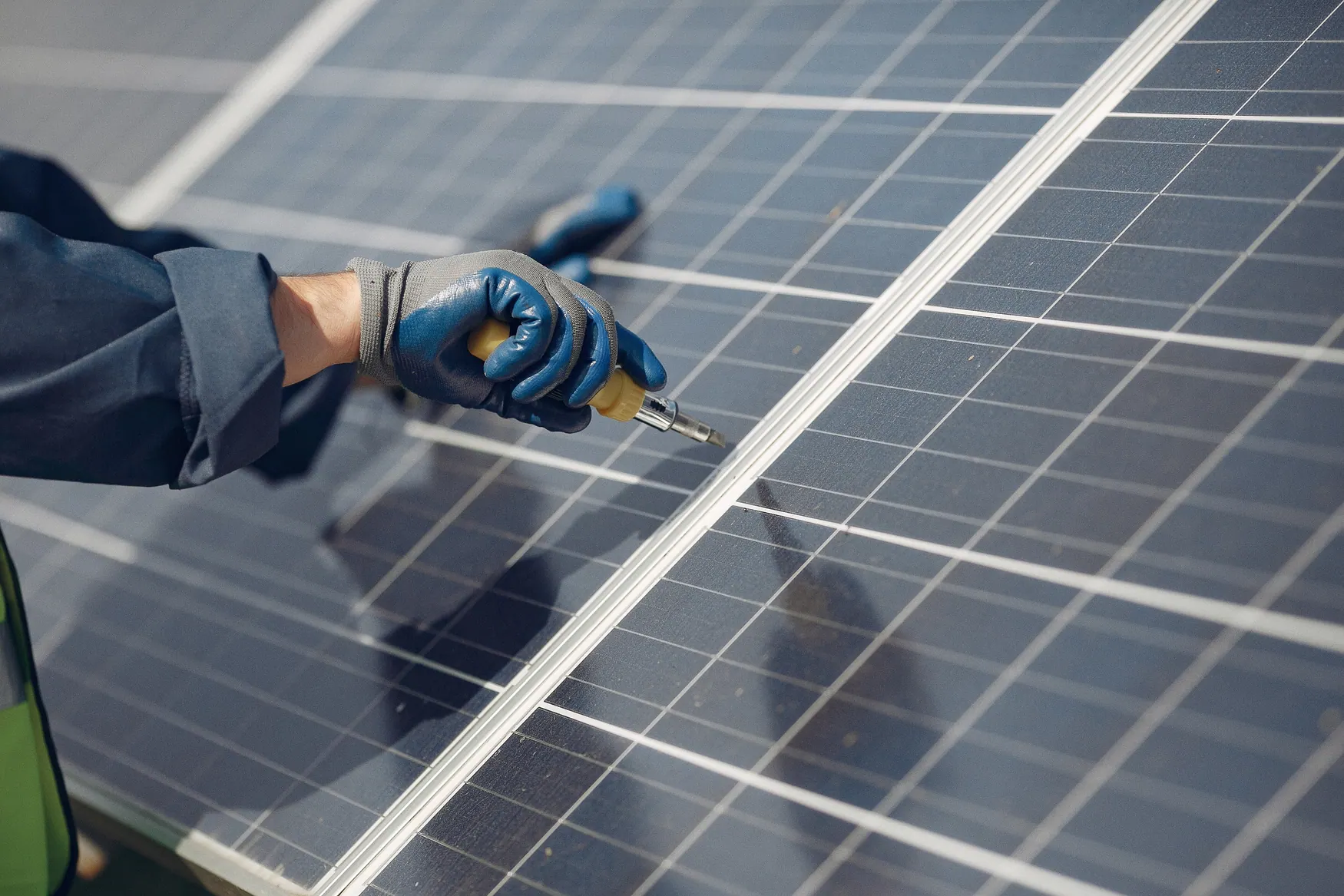 Operatore con pannello fotovoltaico, fotografia fornita per GB Project